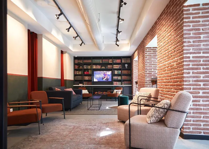 Latroupe PradoHostel